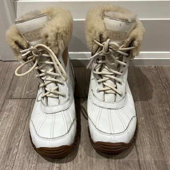 Uggs white winter boots size 8 (women’s) - Picture 2 of 9